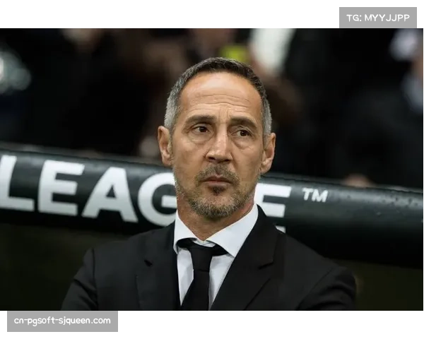 镜头记录：摩纳哥主帅许特尔在场边通过平板电脑向队员传递战术指令